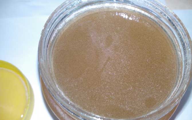 蜂蜜的副作用有哪些?實(shí)際上只要喝法正確,蜂蜜根本沒(méi)有副作用! 蜂蜜