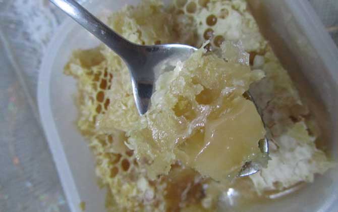 蜂巢蜜的蜂蠟能吃嗎?答案是肯定的,事實上吃蜂蠟也有保健價值! 蜂巢蜜