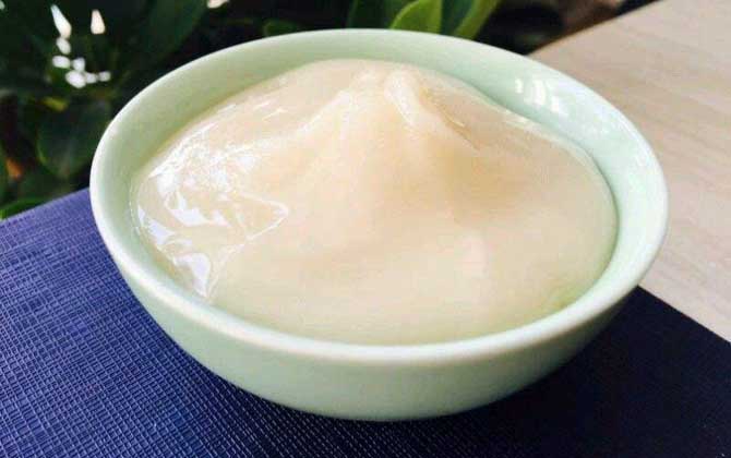 椴樹蜂蜜適合什么人吃?這5類人群,經(jīng)常喝些椴樹蜂蜜大有好處! 椴樹蜂蜜