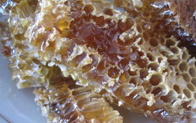 蜂巢蜜一般多少錢一斤?最少都要60元,低于60元可能是假蜂巢蜜! 蜂巢蜜