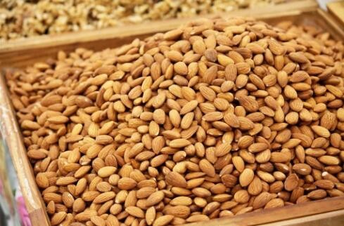 杏仁拌蜂蜜的功效，蜂蜜炒杏仁治療什么??？