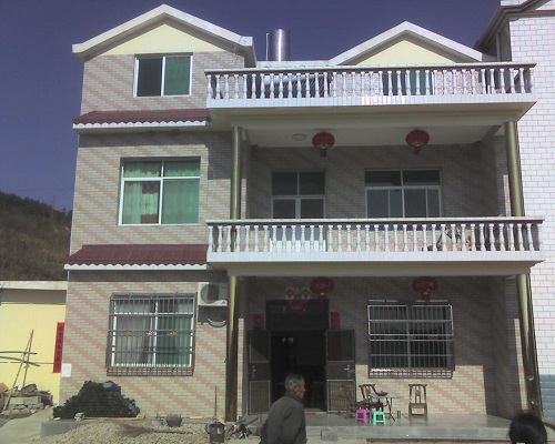 大爺在深山養(yǎng)蜂，年入二十萬，蓋洋房給兒子娶媳婦