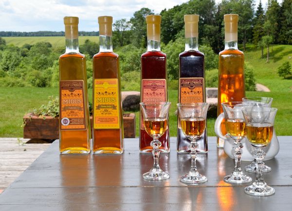 蜂蜜酒的功效與作用及簡單做法(蜜蜂酒的功效和作用是什么) 蜂蜜酒的功效與作用及簡單做法(蜜蜂酒的功效和作用是什么)