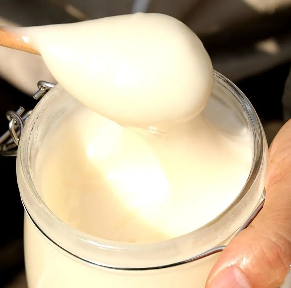 為什么蜂蜜會凝固發白(蜂蜜冷藏后凝固變白的原因) 為什么蜂蜜會凝固發白(蜂蜜冷藏后凝固變白的原因)