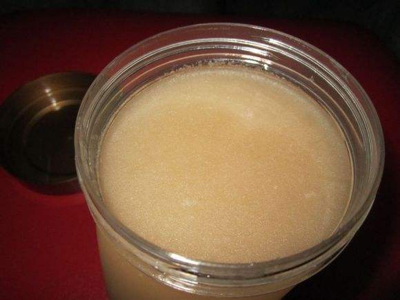 蜂蜜發(fā)酵有酒味還能吃嗎(蜂蜜起白色泡沫有酒精味) 蜂蜜發(fā)酵有酒味還能吃嗎(蜂蜜起白色泡沫有酒精味)