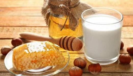牛奶加蜂蜜的功效與作用（牛奶加蜂蜜好嗎）