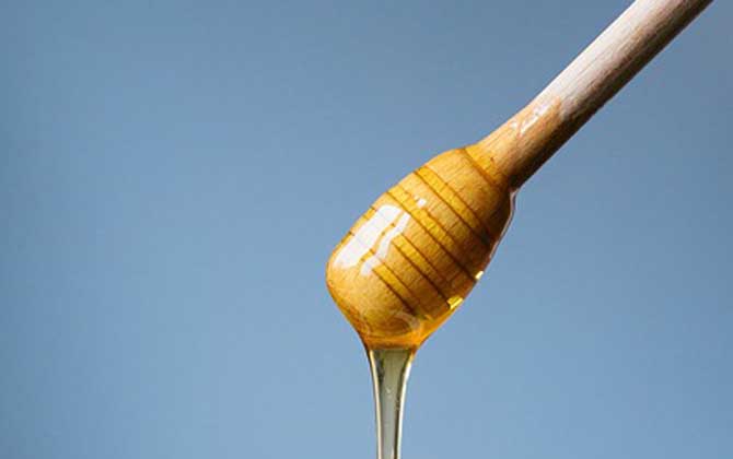 蜂蜜可以洗臉嗎？用對(duì)了好處不用多說，用錯(cuò)了反而引發(fā)肌膚問題！