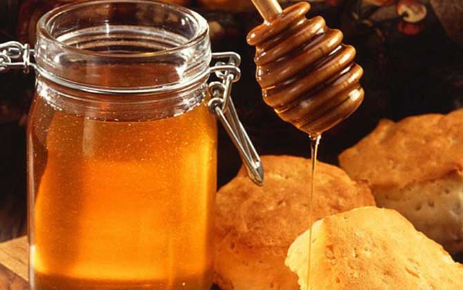 蜂蜜可以放冰箱嗎？完全沒有問題，但長(zhǎng)時(shí)間放冰箱中會(huì)自然結(jié)晶！