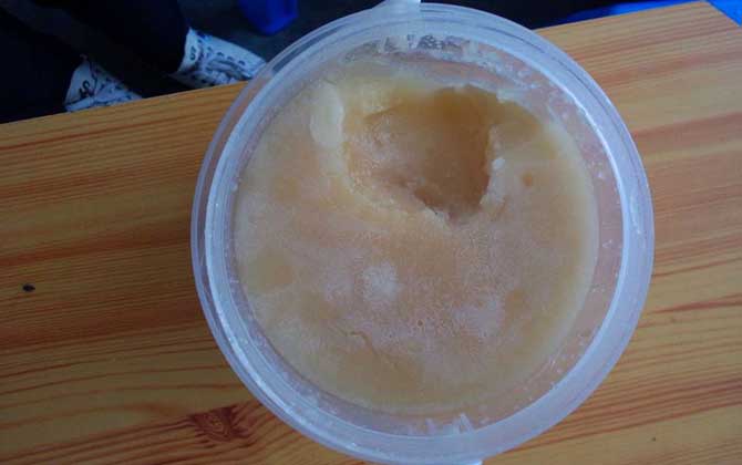 蜂蜜中摻白糖了會結晶嗎？可能結晶，但狀態與真蜂蜜卻截然不同！