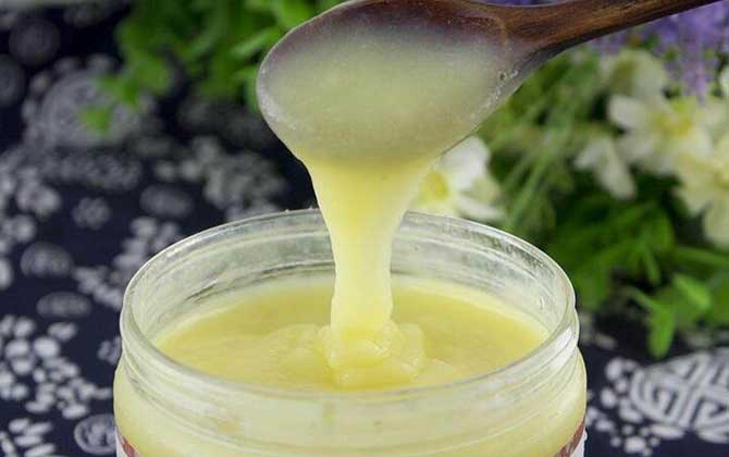 蜂王漿美容有效果嗎？內服能減緩衰老速度，外敷則能美白和嫩膚！