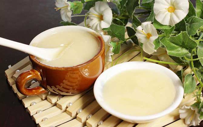 雪蜜和蜂蜜有什么的區別？雪蜜也是蜂蜜，因結晶潔白如雪而得名！