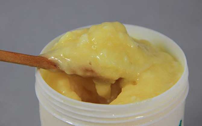 蜂王漿直接涂臉有什么好處？不但能改善膚質(zhì)，還能美白淡斑！